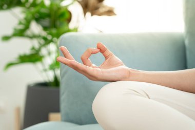 Kadın apartman dairesinde meditasyon yapıyor. Asyalı kadın sabah egzersiz yapıyor. denge, dinlenme, rahatlama, sakinlik, sağlık, mutluluk, rahatlama, sağlıklı yaşam tarzı, stresi azaltma, huzur, tutum.