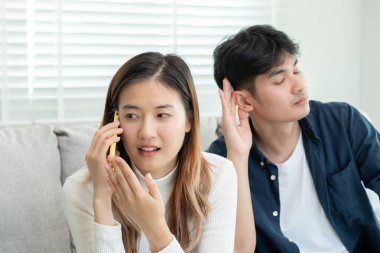 Çifte randevu, birini aldatma, biraz kaçamak yapmak, zina yapmak, çok eşlilik, kocasının bir ilişkisi vardı. Aile sorunu, aldatma, boşanma ve ayrı, sosyal sorun