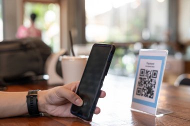 Kafe restoranındaki sipariş menüsünü taramak için akıllı telefonu kullanıyor. Menüyü ve siparişi seçin ve indirimi toplayın. E cüzdan, teknoloji, online ödeme, kredi kartı, banka uygulaması.