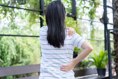 Kadın belini tutuyor ve dayanılmaz ağrılar çekiyor. Sağlık ve sorunlar, kronik sırt ağrısı, ofis sendromu, skolyoz, bel fıtığı, kas iltihabı.