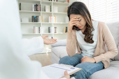 Akıl sağlığı sorunları olan bir kadın danışmanlık yapıyor. Psikiyatrist tedavi için hastanın durumunu kaydediyor. teşvik, sevgi ve aile sorunu, bipolar, depresyon hastası, intiharı koru