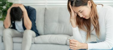 Boşanma. Asyalı çiftler evlendikten sonra çaresiz ve hayal kırıklığına uğrarlar. Karı koca kavgalar yüzünden üzgün, üzgün ve hayal kırıklığına uğramış durumdalar. Güvensizlik, aşk sorunları, ihanetler. Aile sorunu, gençlik aşkı