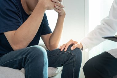 Psikiyatrist, hayat ve aile meselelerini tartışırken endişeli hissediyor. Doktor cesaretlendiriyor ve empati kuran kadın depresyona giriyor. Psikolojik, boşanmayı kaydet, el ele, güven