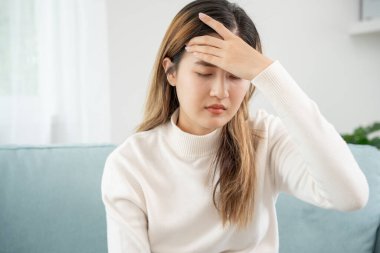 Baş ağrısı, kadın migren ağrısı, kötü sağlık, Asyalı kadın stres ve baş ağrısı, ofis sendromu, alınına dokunmaktan yorgun düşmüş migren ya da depresyon, sinirli kız, hüzün.