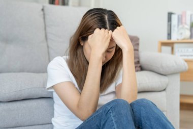 Depresyon ve akıl hastalığı. Asyalı kadın kötü haber aldıktan sonra hayal kırıklığına uğradı, üzüldü. Stresli kız mutsuz problemlerle kafası karışık, erkek arkadaşıyla tartışıyor, ağlıyor ve beklenmedik hamilelik için endişeleniyor..