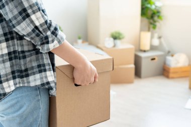 Taşınmak, taşınmak. Karton kutuda yeni apartman malzemeleri vardı. Odanın içinde kişisel eşyalar ve mobilyalar olan bir karton kutu vardı. Daireye taşın.
