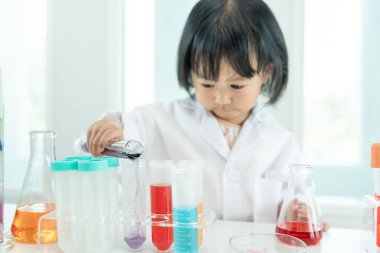 Çocuk Bilimci Eğitimi Laboratuvarda Bilimsel. Tıbbi çocuk eğitimi, biyoteknoloji, keşfet, hayal et, yürütme işlevi, çocuk, eğitim, zeka oranı, duygusal katsayısı
