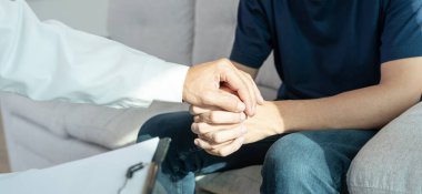 Psikiyatristler aile meselelerini tartışırken el ele tutuşuyorlar. Doktor cesaretlendiriyor ve empati kuran kadın depresyona giriyor. Psikolojik, boşanmayı kaydet, el ele, güven, ilgi