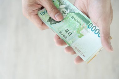 Karşılığında değeri temsil etmek için kullanılan Kore para birimi ve kazanılan Kore halkının ana para birimi. Kore para konsepti geçmişi için notlar kazandı.