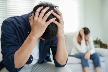 Boşanma. Asyalı çiftler evlendikten sonra çaresiz ve hayal kırıklığına uğrarlar. Karı koca kavgalar yüzünden üzgün, üzgün ve hayal kırıklığına uğramış durumdalar. Güvensizlik, aşk sorunları, ihanetler. Aile sorunu, gençlik aşkı