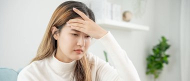 Baş ağrısı, kadın migren ağrısı, kötü sağlık, Asyalı kadın stres ve baş ağrısı, ofis sendromu, alınına dokunmaktan yorgun düşmüş migren ya da depresyon, sinirli kız, hüzün.
