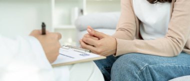 Akıl sağlığı sorunları olan bir kadın danışmanlık yapıyor. Psikiyatrist tedavi için hastanın durumunu kaydediyor. teşvik, sevgi ve aile sorunu, bipolar, depresyon hastası, intiharı koru