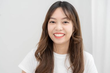 Asya gülümsemesi ve ameliyattan sonra mutlu olmak, estetik ameliyat, cilt beyazlatma enjeksiyonu, dolgu enjeksiyonu, cilt yenileme, güzel Asyalı kızlar güzellik kliniğinde, cilt bakımı, cilt bakımı...