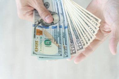 ABD Doları, Birleşik Krallık 'ın devlet insanlarını değiştirmek, satın almak, satmak, biriktirmek ve yatırım yapmak için kullanılan para birimidir..