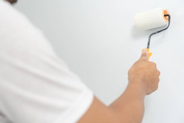 Boyacı adam, duvarları boyamak ve onarmak için el fırçası, bir evin inşaat alanı, boyama sırasında duvar, yenileme, resim, müteahhit, mimar, inşaat işleri