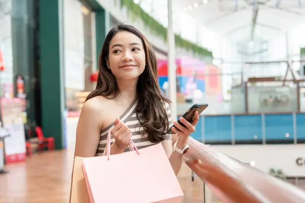 Woman Using Smartphone Online Shopping Home Hand Holding Mobile Phone — ストック写真