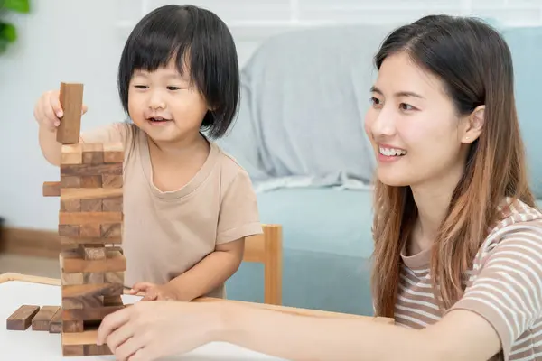 亚洲快乐的单身妈妈和小男孩一起玩学习游戏Janga 有趣的家庭在房子里是快乐而兴奋的 父亲和儿子在一起很开心 — 图库照片