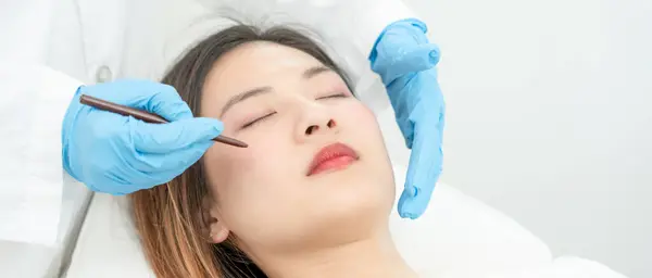 整形手术 外科医生或美容师触摸妇女的脸 改变面部形状的外科手术 医生检查病人的脸 医疗援助 — 图库照片