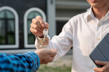 Kira, kiralama ve ev satma. Emlakçı menajeri yeni sahibine gülümsüyor. kira, satış, kredi finans, sigorta, satıcı, dağıtıcı, taksit, satın alma, satma, taşınma