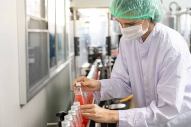 Müşteriye ürün göndermeden önce yiyecek ve içecek kontrolünden sorumlu müfettiş ya da depodaki içecekler. Kalite kontrolü ya da güvence. İyi standart.