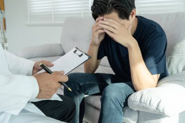 Akıl sağlığı sorunları olan bir adam danışmanlık yapıyor. Psikiyatrist tedavi için hastanın durumunu kaydediyor. teşvik, sevgi ve aile sorunu, bipolar, depresyon hastası, intiharı koru