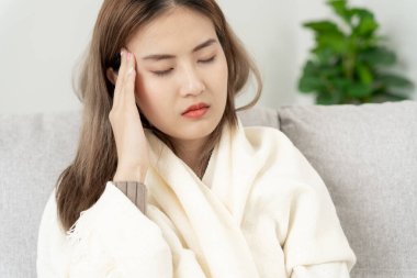 Baş ağrısı, kadın migren ağrısı, kötü sağlık, Asyalı kadın stres ve baş ağrısı, ofis sendromu, alınına dokunmaktan yorgun düşmüş migren ya da depresyon, sinirli kız, hüzün.