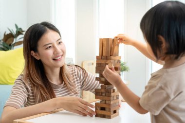 Asya Mutlu Bekar Anne küçük kızla Janga öğreniyor. Komik aile evde mutlu ve heyecanlı. Anne ve oğlu birlikte vakit geçiriyorlar. Tatil, hafta sonu, boş.