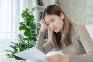 Borç alışverişi, strese girmiş ve baş ağrısı çeken büyük faturaları olan Asyalı kadın ödeyecek parası yok, kıtlık, mali sorunlar, ipotek, kredi, iflas, iflas, yoksul, boş cüzdan, aşırı du