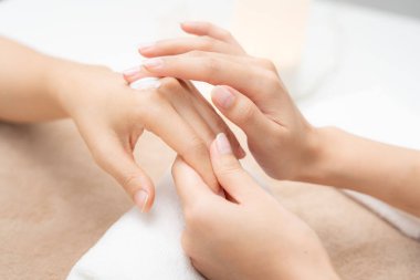 Kaplıca ve tedavi eli organik nemlendirici el kremi süren kadın, el bakımı konsepti, kış, kadın cilt koruması el kremi sürmüş güzel bir kadın, el kremi sürmüş losyon.