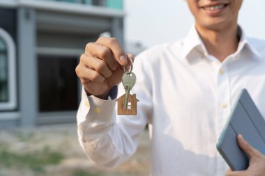 Kira, kiralama ve ev satma. Emlakçı menajeri yeni sahibine gülümsüyor. kira, satış, kredi finans, sigorta, satıcı, dağıtıcı, taksit, satın alma, satma, taşınma