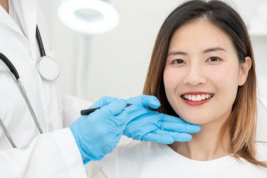 Plastik cerrahi, güzellik, cerrah ya da kadın yüzüne dokunan güzellik uzmanı, yüz şeklini değiştiren cerrahi prosedür, doktor hastanın yüzünü muayene eder, tıbbi yardım, iyileşme...