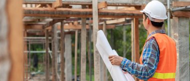 Müfettiş ya da mühendis mavi baskı kullanarak inşaat ve kalite güvencesini denetliyor. Mühendis, mimar ya da irtibat kurucu ev sahibine teslim etmeden önce evi inşa etmek için çalışır.