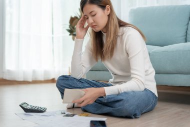 Yüklü faturaları ve faturaları olan stresli ve baş ağrısı çeken Asyalı kadın harcamaları ve kredi kartı borçlarını ödeyecek parası yok. kıtlık, mali sorunlar, mortgage, kredi, iflas, iflas, yoksul, boş cüzdan