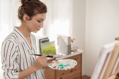 Sanatçı hakkında kadın hobileri ve sanat eserlerinde boya fırçası kullanmak. Stüdyoda suluboya ya da yağlı boya boya. Hobi olarak resim yapmaktan, eğlenmekten, ilham almaktan hoşlanıyorsun.