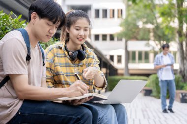 Grup Asyalı öğrenci toplantı takımı iş projesi için. Mutlu takım çevrimiçi çalışıyor. Üniversite kampüsünde kitap oku. Uluslararası Asya Üniversitesi Grubu. Eğitim, öğrenim, okul, üniversite, mezuniyet