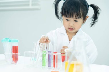 Çocuk Bilimci Eğitimi Laboratuvarda Bilimsel. Tıbbi çocuk eğitimi, biyoteknoloji, keşfet, hayal et, yürütme işlevi, çocuk, eğitim, zeka oranı, duygusal katsayısı