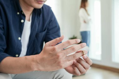 Boşanma. Adam evlilik yüzüğünü çıkarmış. Evlilikten sonra çaresiz ve hayal kırıklığına uğramış çiftler. Karı koca anlaşmazlıklar yüzünden üzgün, üzgün ve hayal kırıklığına uğramış. güvensizlik, aşk sorunları, ihanetler, aile, sevgili