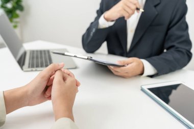 Yöneticiler iş başvurusu belgelerini kabul eder ve iş başvurularını okurlar. Şirket insan bulmak için internetten boş kadro yayınlıyor. İnsan kaynakları, röportajlar, mektuplar, yetkinlik.