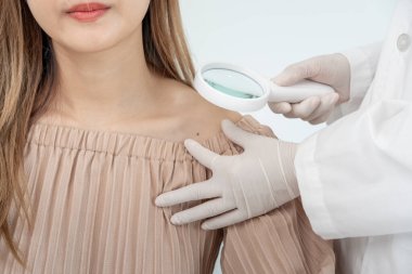 Asyalı bir kızın cilt sorunu ve güzelliği. Cilt bakımı, cilt alerjisi, steroid alerjisi, hassas cilt, kimyasal alerji, isilik, böcek ısırığı, cilt iltihabı....