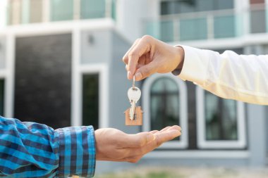 Kira, kiralama ve ev satma. Emlakçı menajeri yeni sahibine gülümsüyor. kira, satış, kredi finans, sigorta, satıcı, dağıtıcı, taksit, satın alma, satma, taşınma