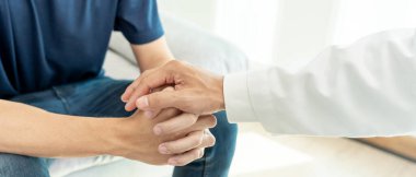 Psikiyatristler aile meselelerini tartışırken el ele tutuşuyorlar. Doktor cesaretlendiriyor ve empati kuran kadın depresyona giriyor. Psikolojik, boşanmayı kaydet, el ele, güven, ilgi