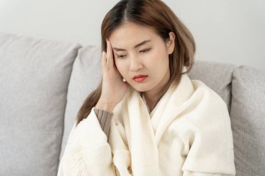 Baş ağrısı, kadın migren ağrısı, kötü sağlık, Asyalı kadın stres ve baş ağrısı, ofis sendromu, alınına dokunmaktan yorgun düşmüş migren ya da depresyon, sinirli kız, hüzün.