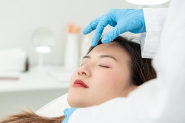 Estetik ameliyat, güzellik, cerrah ya da kadın yüzüne dokunan güzellik uzmanı burun şeklini değiştiren cerrahi prosedür, doktor burun estetiğinden önce burnunu muayene eder, tıbbi yardım, sağlık...