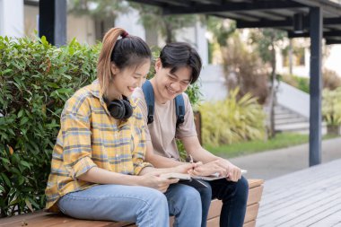 Grup Asyalı öğrenci toplantı takımı iş projesi için. Mutlu takım çevrimiçi çalışıyor. Üniversite kampüsünde kitap oku. Uluslararası Asya Üniversitesi Grubu. Eğitim, öğrenim, okul, üniversite, mezuniyet