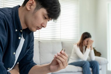 Boşanma. Adam evlilik yüzüğünü çıkarmış. Evlilikten sonra çaresiz ve hayal kırıklığına uğramış çiftler. Karı koca anlaşmazlıklar yüzünden üzgün, üzgün ve hayal kırıklığına uğramış. güvensizlik, aşk sorunları, ihanetler, aile, sevgili