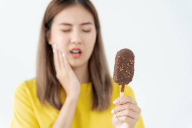 Asyalı kadınlar dondurma yedikten sonra hassas dişler hisseder, dişleri çürür, çürüme problemleri, diş bakımı, diş çekilmesi, çürüme problemi, kötü nefes alma problemi, Gingival durgunluk, ağız sağlığı eğitimi