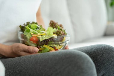 Diyet ve diyet, afiyet olsun. Sağlıklı bir kadın salata yiyebilir ve mutlu olabilir. İnce bir kadın vücudu sağlıklı yaşam için kilo verme hedefine ulaşır. Zayıflık, ince bel, beslenme uzmanı..