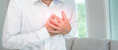 Göğüs kafesinde kalp krizi belirtileri var. Asyalı bir adamın göğüs ağrısı var. Kalp rahatsızlığı, sızıntı, genişleme, kalp büyümesi, göğsüne acı veren bir ifadeyle bastırma.