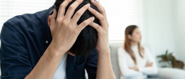 Boşanma. Asyalı çiftler evlendikten sonra çaresiz ve hayal kırıklığına uğrarlar. Karı koca kavgalar yüzünden üzgün, üzgün ve hayal kırıklığına uğramış durumdalar. Güvensizlik, aşk sorunları, ihanetler. Aile sorunu, gençlik aşkı