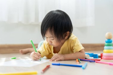 Mutlu Asya çocukları kağıt üzerinde resim yapmayı öğreniyor. Etkinlik, gelişim, IQ, EQ, meditasyon, beyin, kas, temel beceriler, ailenin birlikte zaman geçirmesi. Tatil